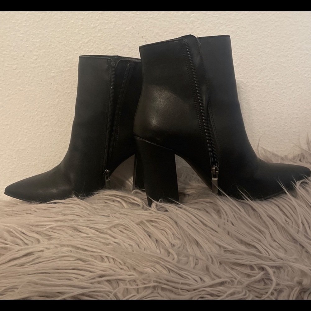 Size 6/ women’s booties/ black